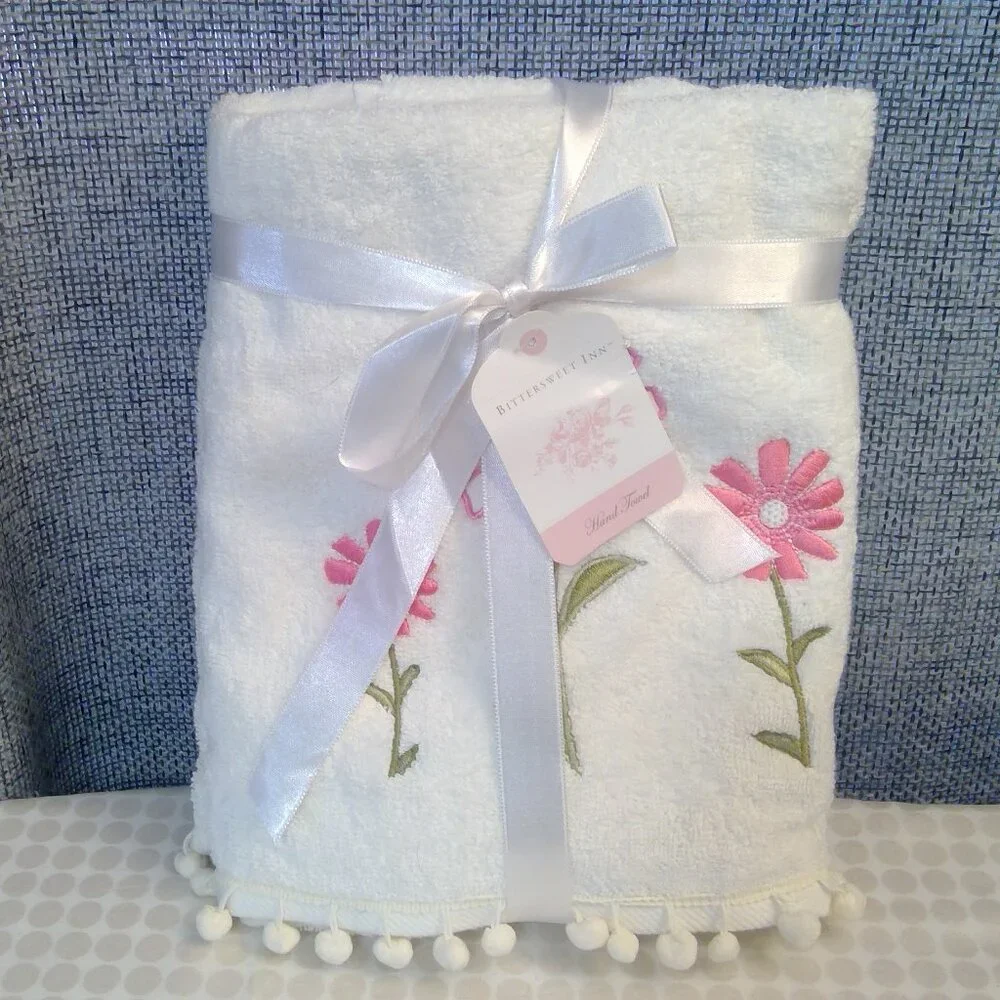 BRAND NEW Bittersweet Inn White Daisy Hand Towels (2)